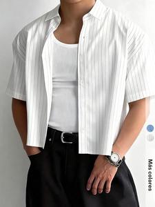Camisa para hombre acortada con rayas simples y cierre de botones, manga corta regular, top casual para uso urbano