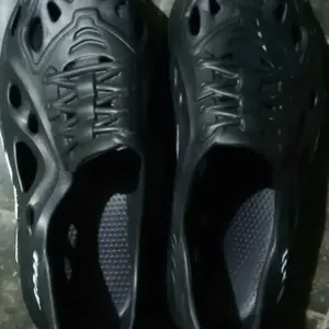 Cozy&HeelStudio Sepatu santai pria Minimalis Bernapas Biru dengan Desain Lubang untuk Kelembaban Kaki yang Sehat Tahan Air dan Nyaman Dipakai untuk Aktivitas Santai Harian Hari Hujan dengan Materi Fleksibel dan Ringan 202512305155