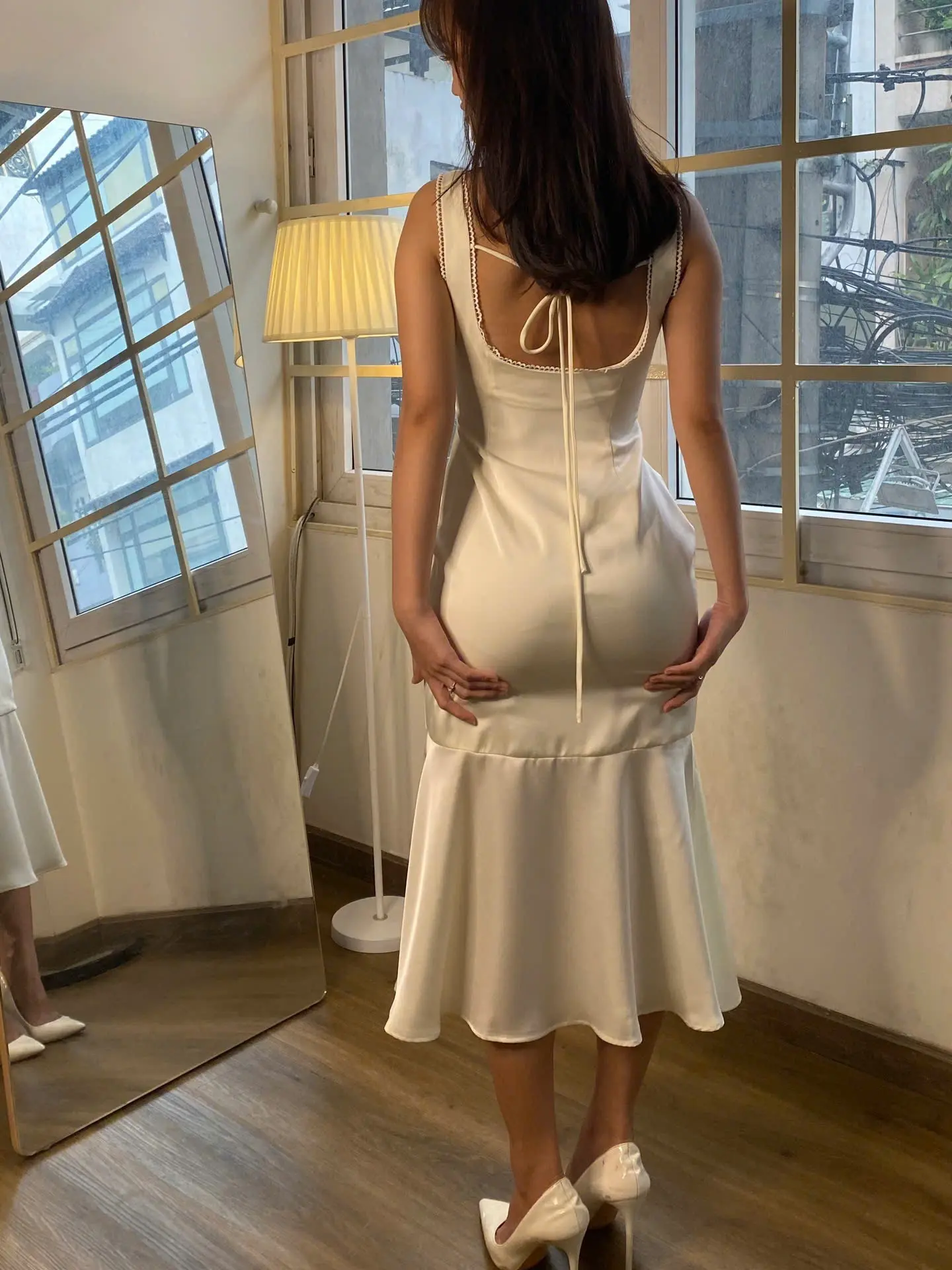 LUMI IVORY - Đầm lụa lãnh phối ren khoét lưng cổ vuông form dáng đuôi cá | BigBuy360 - bigbuy360.vn LUMI IVORY - Đầm lụa lãnh phối ren khoét lưng cổ vuông form dáng đuôi cá | BigBuy360 - bigbuy360.vn