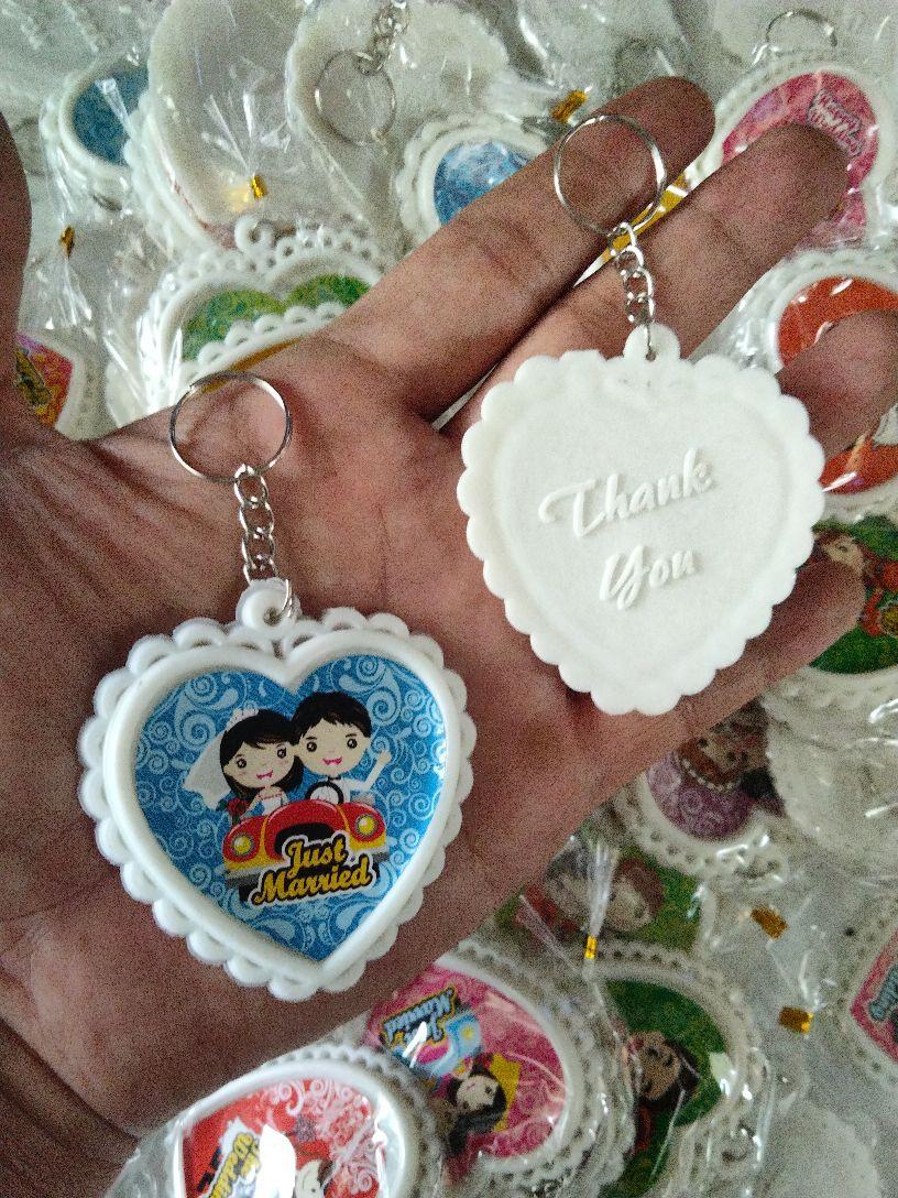 Souvenir Pernikahan Gantungan Kunci Gambar Kartun Pengantin Lucu Plastik Bentuk Hati Putih Ganci