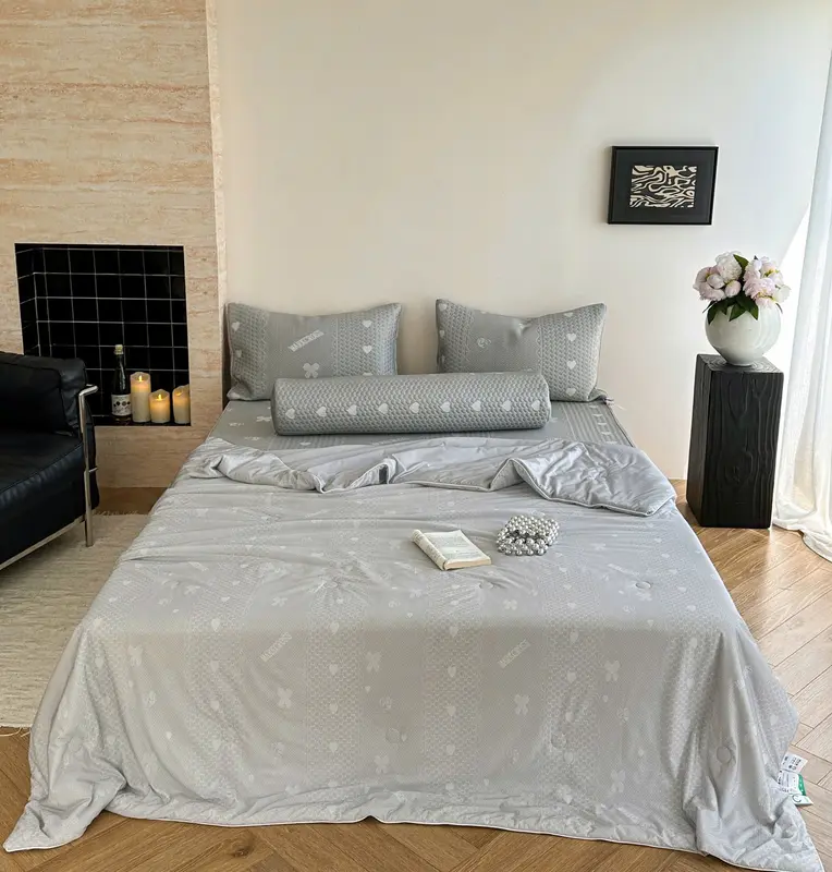 Full set trọn bộ 5 món chiếu băng lạnh kèm chăn thun lạnh hoạ tiết tim nơ Mark.cross 5
