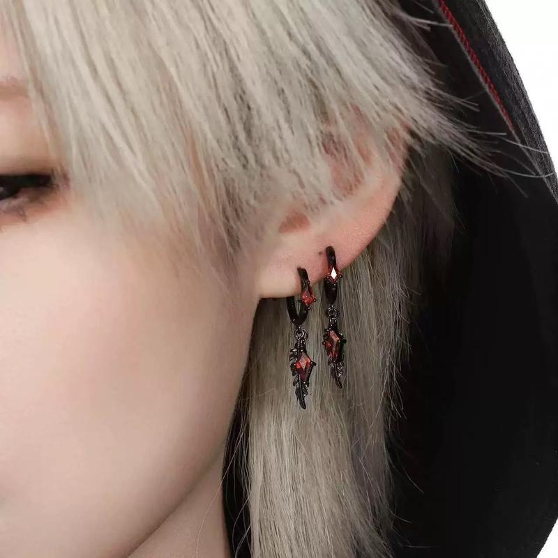 Super Cool Dark Feather Zircon Ear Cuff – Niche High End Minimalist Cold Aesthetic Unisex Ear Accessory