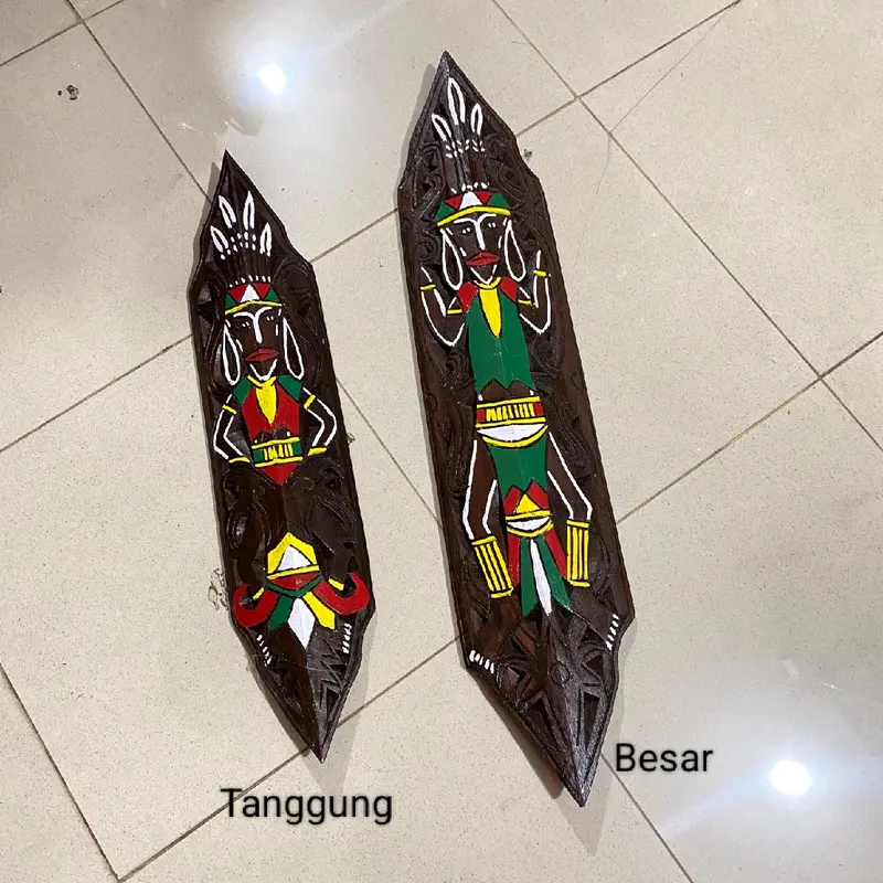 Tameng atau perisai kayu warna dan ukir 0