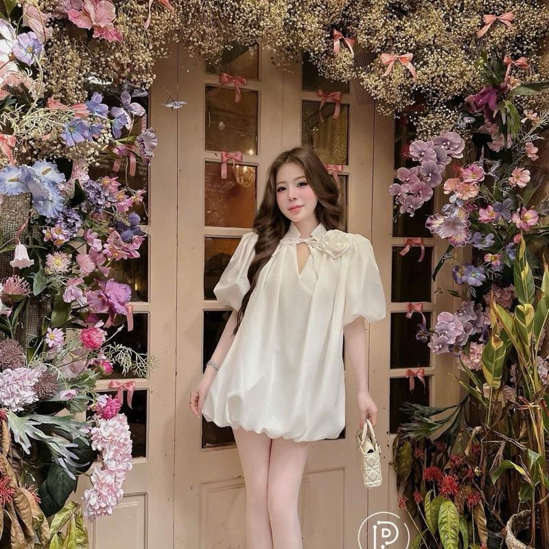  DAILY01 Váy babydoll bom đính hoa cổ tay phồng đính dây nơ và hoa. Thời trang nữ. 