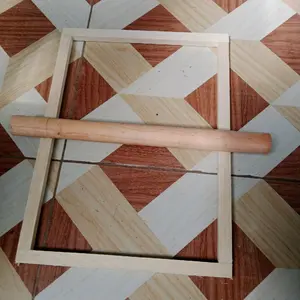 Bingkay Perata Adonan Kue Kering dengan Roda Kayu dan Spatula Kuning untuk Membuat Kue Kering Lezat