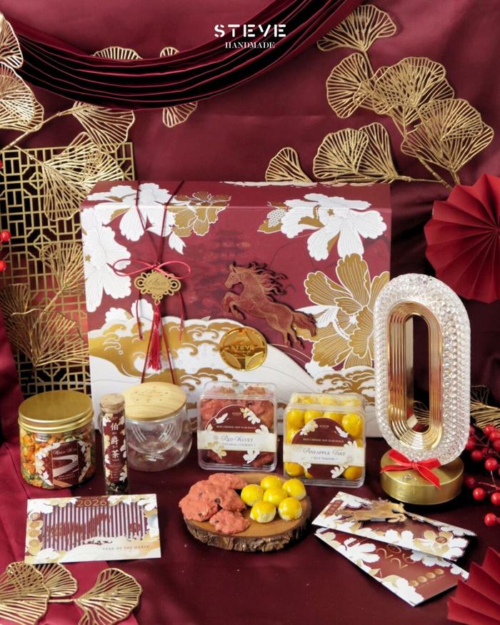 Gambar Hampers CNY Bingkisan Imlek Gallop into Gold Parcel Customized Tea Infuser Mug Bó Jué Chá Pineapple Tart Red Velvet Oatmeal Cookies Mixed Nuts Hongpao dari Steve Handmade Kota Administrasi Jakarta Barat Tokopedia