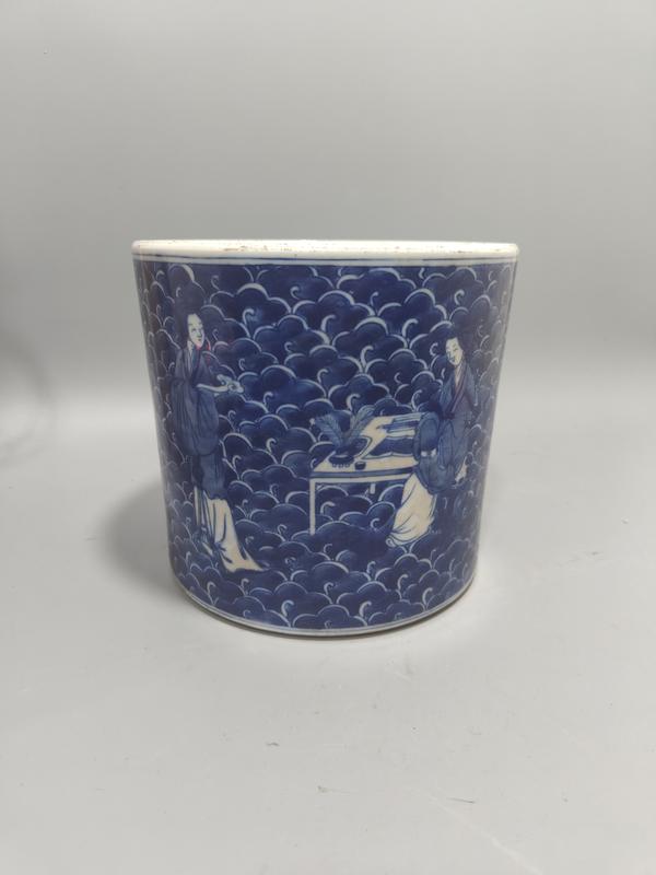 Folk collection of Qing Dynasty Kangxi blue and white porcelain character story drawing pen holder. 1