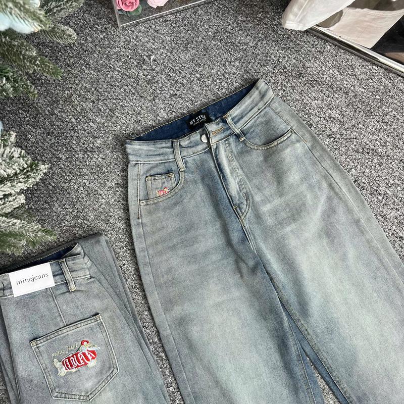 MINA JEANS Quần Jean Nữ Ống Suông Thêu “CÚN ĐỎ CHẦN BÔNG TÚI SAU” Vải Mềm Mịn