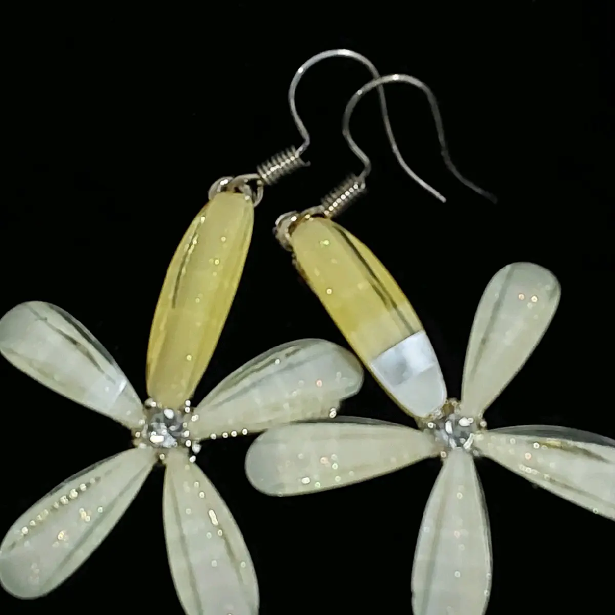 èarrings- medium size yellow flowers for matching with your pretty outfits