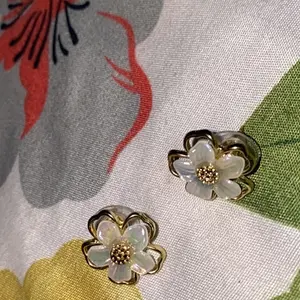 Anting Stud Kristal Mutiara Bentuk Bunga Gaya Untuk Wanita Simple Retro Aksesoris Fashion warna gold putih