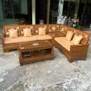 Sudut Piramid Jati Klasik dengan Desain Elegan dan Nyaman untuk Ruang Tamu Anda