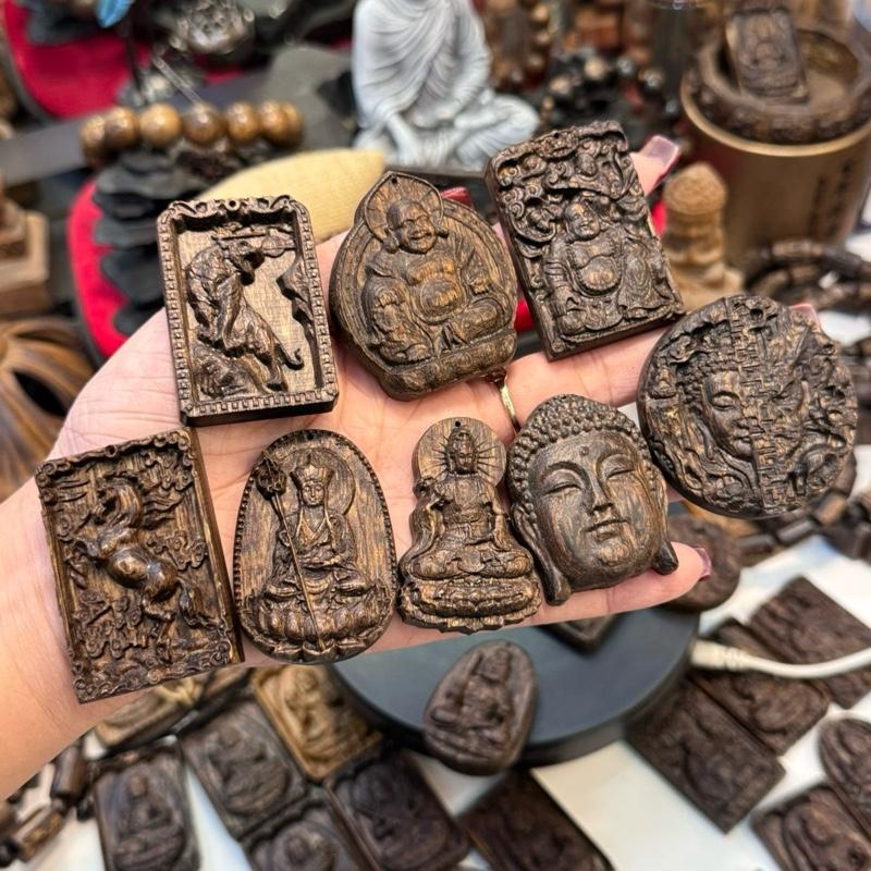   LC-MDC02  Mặt dây chuyền trầm hương sánh chìm nhiều mẫu mặt Phật thủ công – LỘC CÁT – Trang sức phong thủy cao cấp – Quà tặng ý nghĩa 