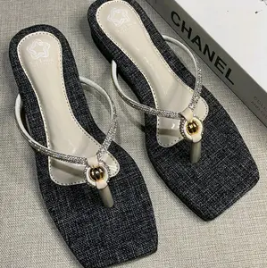 Sandal Wanita April dengan Desain Elegan dan Nyaman untuk Kegiatan Sehari-hari