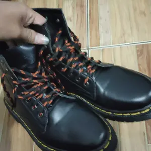 sepatu high 8 hole, sepatu pria wanita (UNISEX)Round Toe Square Toe,sepatu Hitam terlaris boots shoes FLASH SALE Karet Black