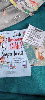 Product Review of BUKU EDUKASI ANAK: JADI ILMUWAN CILIK? SIAPA TAKUT? (99 Eksperimen Sains Asyik untuk Anak) Soft Cover from I**i F**h 0