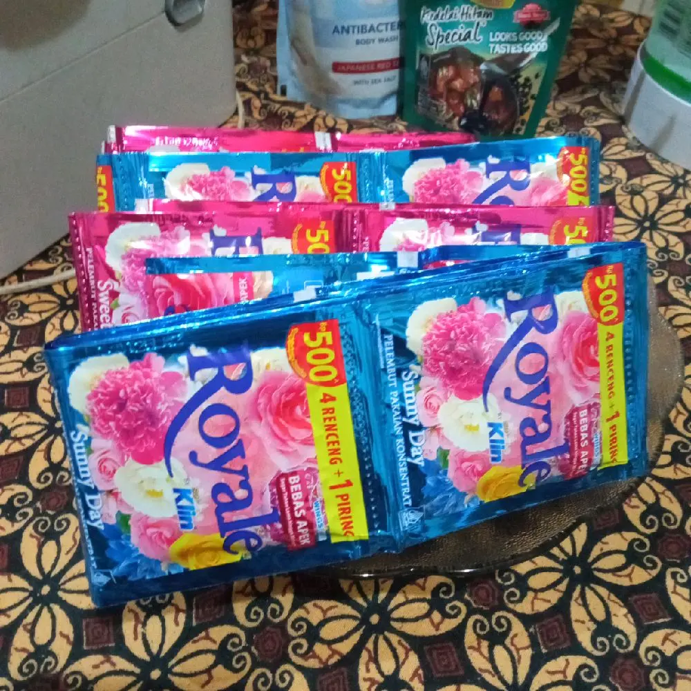 (Gratis Piring) 48 sachet Royale So klin Pewangi Renceng kemasan 500an