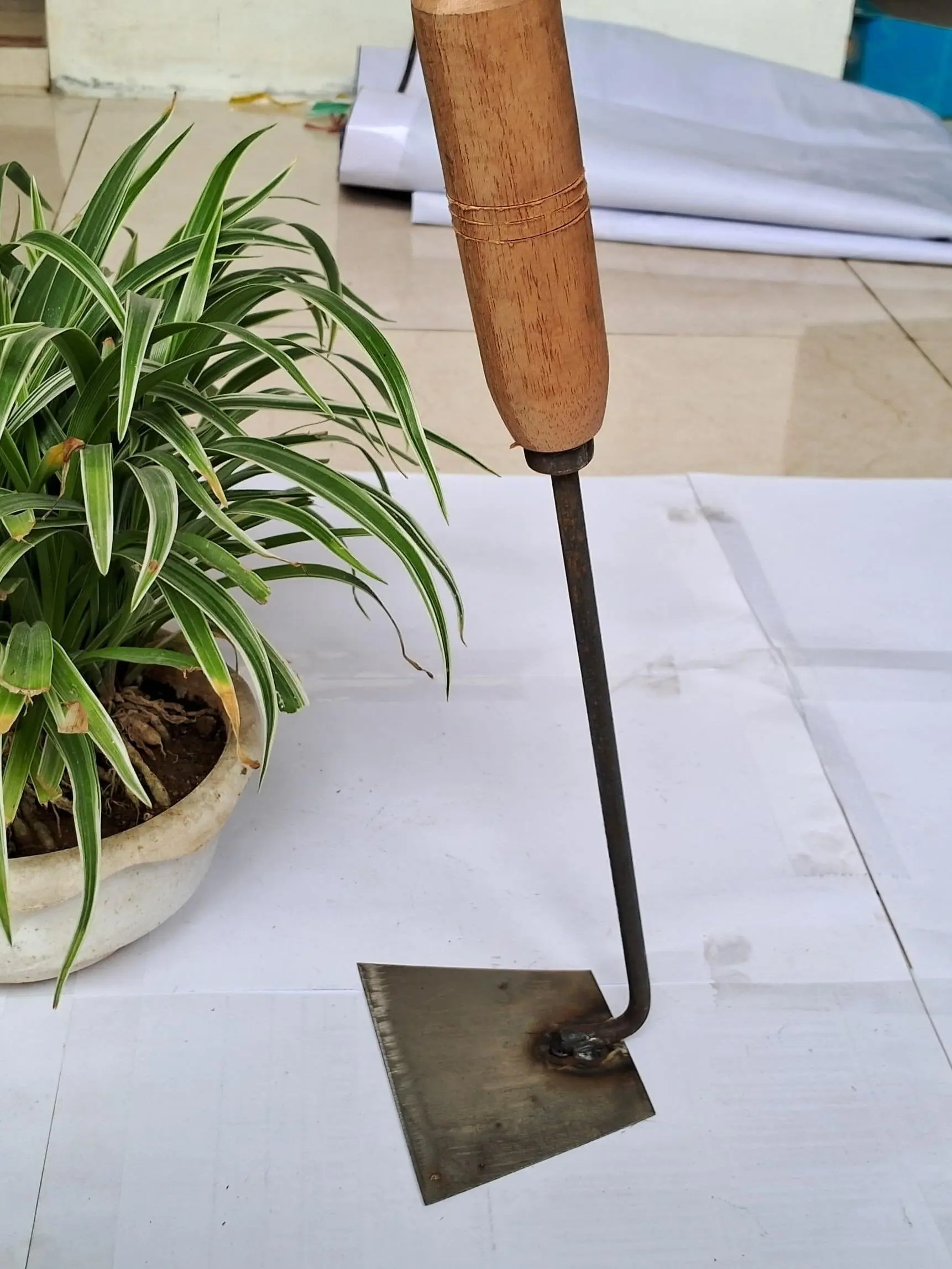 Kored Rumput Tajam - Alat Pemangkasan Ergonomis, Panjang Gagang 30 cm, Lebar 10 cm