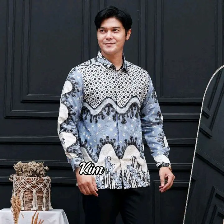 Baju Lebaran 2025 Couple Ayah Dan Ibu Sarimbit Warna Burgundy Terbaru Set Kemeja Dan Gamis Batik Syar'i Elegan Mewah Pasangan Dewasa  Motif Cantik 3