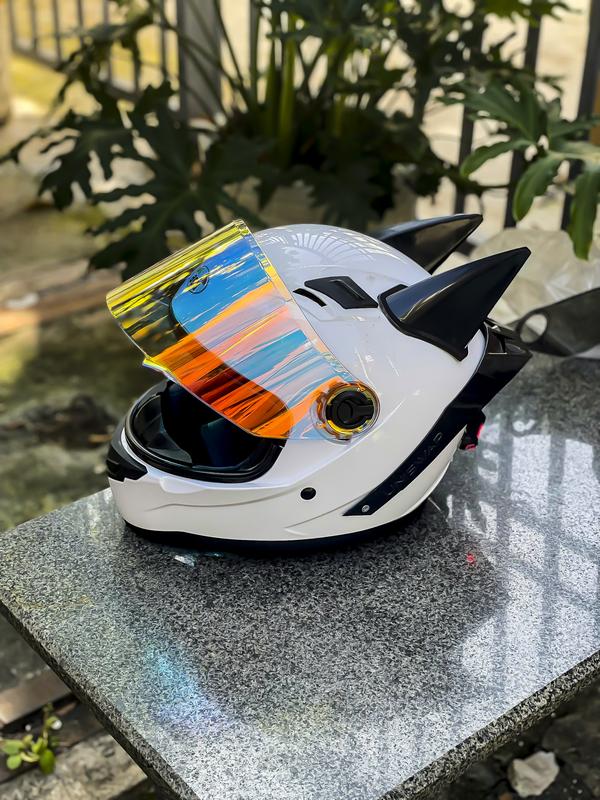 Nón bảo hiểm AGU trắng bóng gắn sừng batman và đuôi gió 2025 Helmet