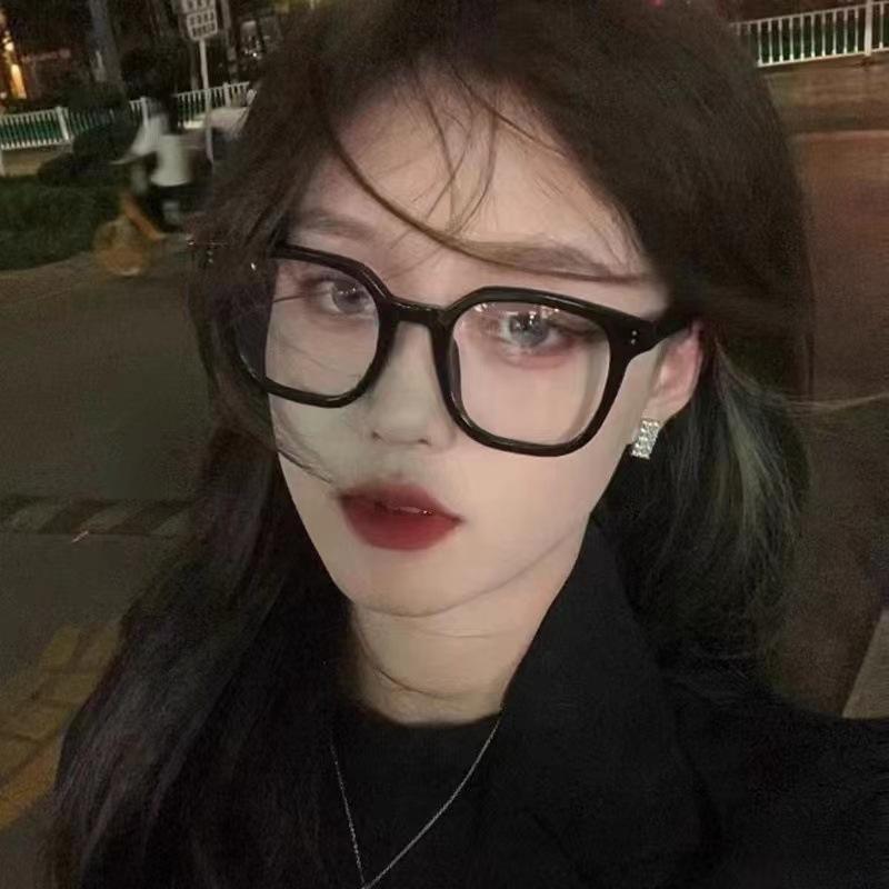Sosialita Kacamata Fashion Kekinian