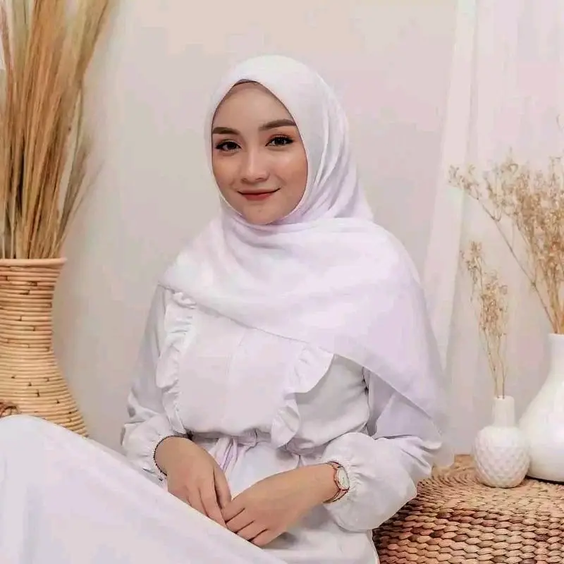 Hijab Pashmina Bella Square Jahitan Tepi Rapi Lembut Nyaman 5