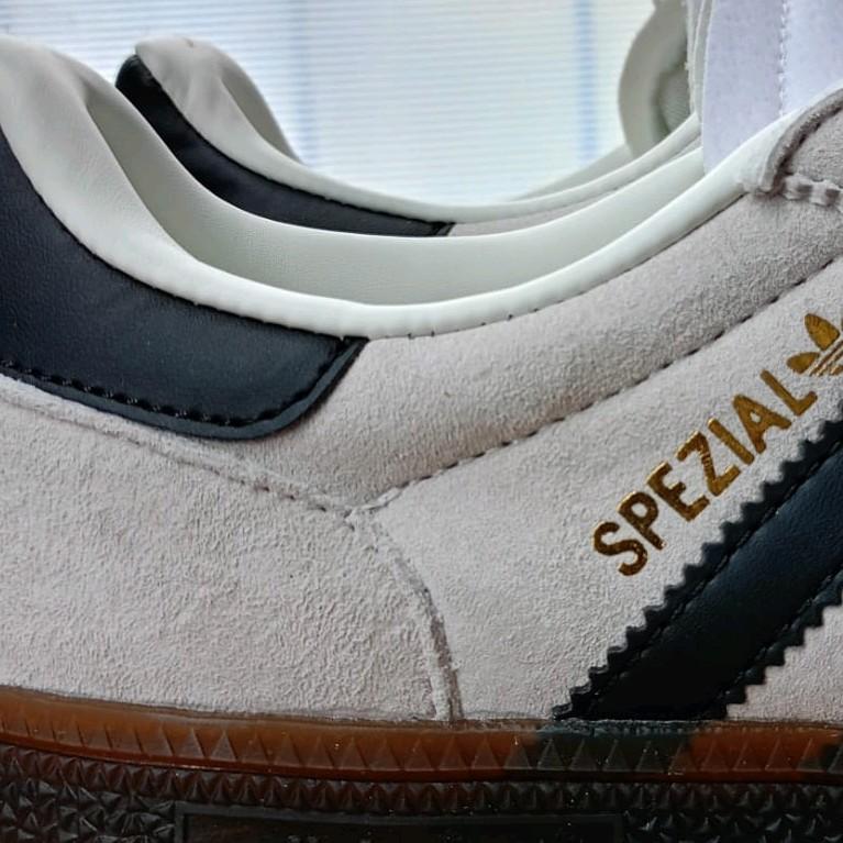 sepatu kasual spesial white black 0