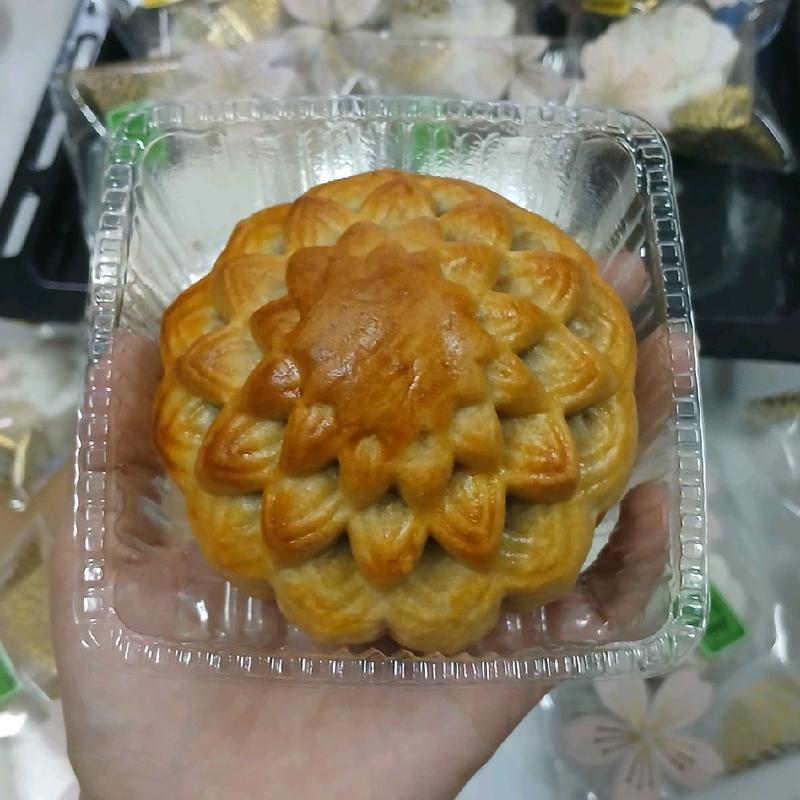  Bánh Trung Thu nhân thập cẩm đặt biệt 2 Trứng,trọng lượng 250g  nhân tổng hợp gồm có vi cá,xá xíu,chà bông gà quay   hương vị truyền thống 