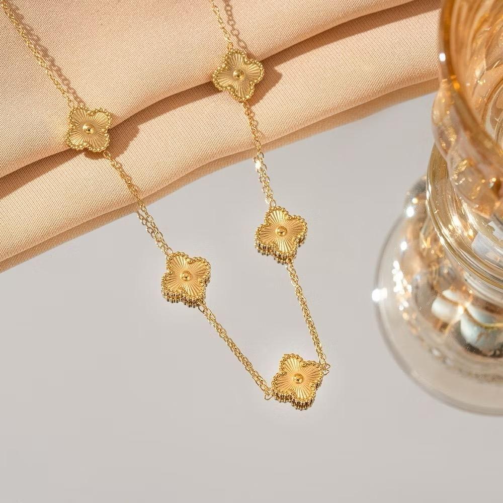 Kalung Wanita Titanium Motif Bunga Anti Karat Dengan Pilihan Warna Cantik Dan Desain Elegan