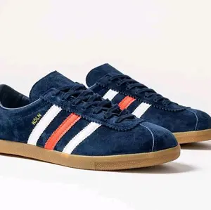 KOLN Sepatu Sneakers Pria Warna Biru Tua dengan Garis Putih dan Oranye - Desain Klasik dan Nyaman