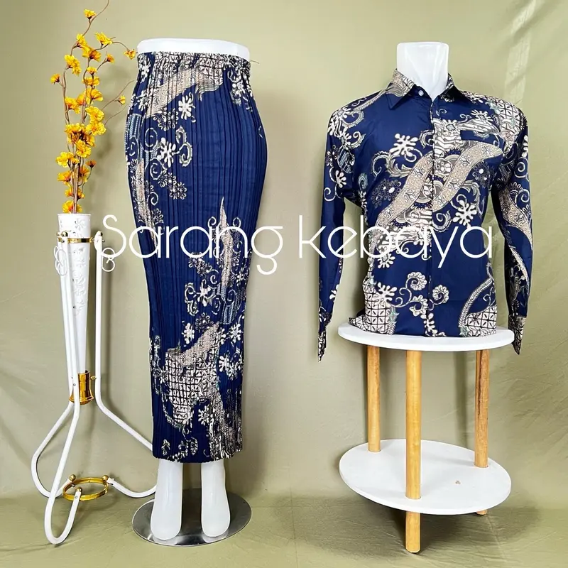 SARANG KEBAYA  / BATIK COUPLE/KEMEJA BATIK COUPLE/BATIK COUPLE LENGAN PANJANG/ROK PLISKET COUPLE / KEMEJA BATIK COUPLE ROK PLISKET Kondangan Lembut Pesta Mewah Tebal Seragam Baju Wisuda Keluarga batik  couple pasangan 0