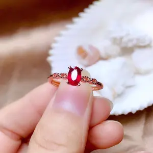 Busana Wanita Desain Hollow Out Cincin Kristal Buatan Merah Cincin Ulang Tahun Batu Ruby Buatan Oval Batu Ruby Buatan yang Elegan Aksesoris Cincin Pernikahan Pesta Wanita Premium