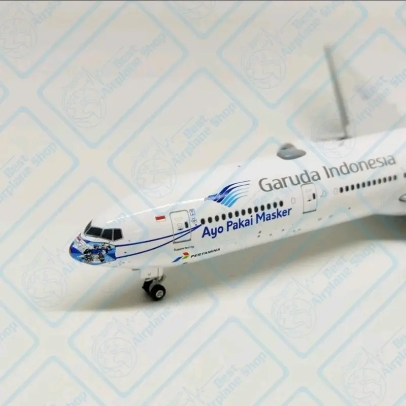 Phoenix Model Miniatur Diecast Pesawat Garuda Indonesia B777-300ER "Ayo Pakai Masker" PK-GIJ Skala 1:400 Toy 1