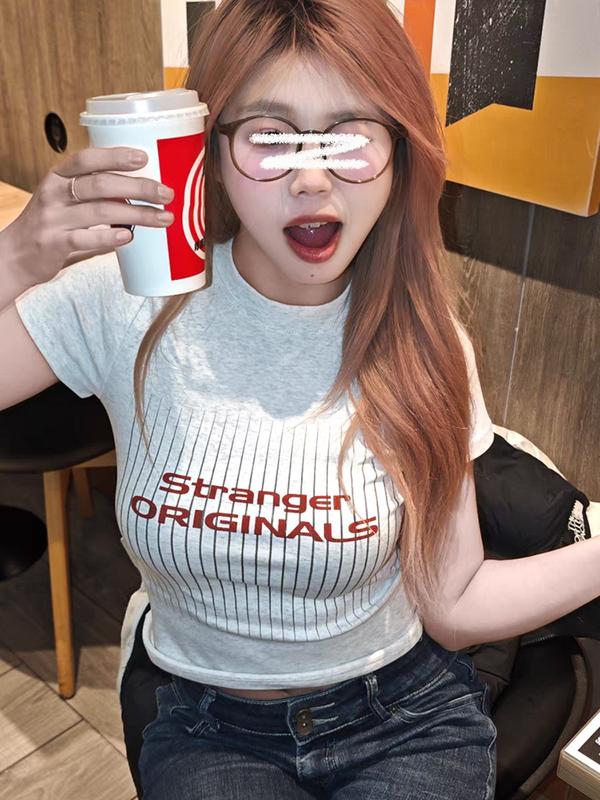 Áo Thun In Hình, MosesQueen, Phong Cách Cổ Điển Mỹ, Ngắn Tay, Dáng Ôm, Áo Thun Cô Gái Nóng Bỏng, Hàng Mới Về Mùa Hè 2025, Kiểu Vai, # 63037