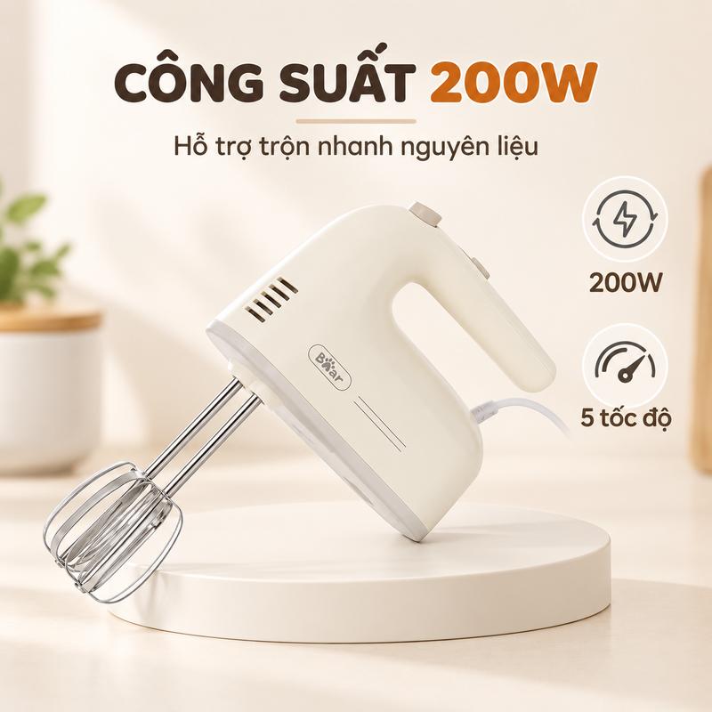 Máy đánh trứng cầm tay Bear công suất 200W, 5 tốc độ điều chỉnh linh hoạt, trang bị 2 que đánh bằng kim loại, hỗ trợ đánh trứng, kem tươi và trộn nguyên liệu làm bánh nhanh chóng, thiết kế nhỏ gọn, tay cầm chắc chắn, dễ sử dụng và vệ sinh