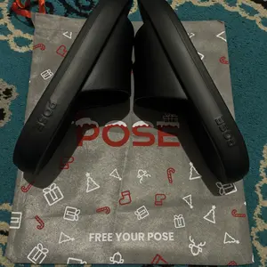 【RMAXPRO-tech Soft】【Seperti berjalan di atas awan】POSE Little Soft Cake Sandal  Anti Selip  Nyaman  Materi EVA  Cocok untuk Aktivitas di Dalam dan Luar  Unisex  Home Living 2025  PS4621