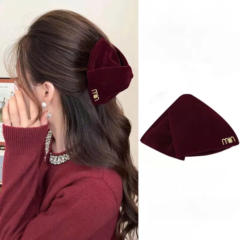 Kẹp tóc nhung tam giác đính chữ đơn giản #681 | BigBuy360 - bigbuy360.vn Kẹp tóc nhung tam giác đính chữ đơn giản #681 | BigBuy360 - bigbuy360.vn