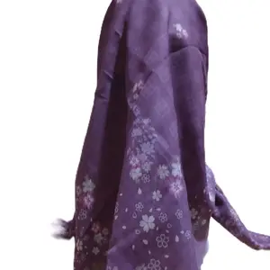 Hijab Segi Empat Motif Cantik Warna warni dengan Desain Bunga Elegan untuk Tampilan Lebih Stylish