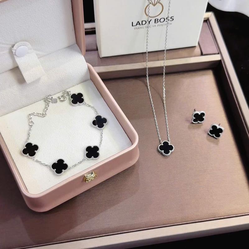 (NEW) Trọn Bộ 3 Món Trang Sức TiTan Cỏ Bốn Lá Size 1.3cm Set Phụ Kiện Dây Chuyền, Bông Tai Và Lắc Tay 4 Lá Titan Không Đen Gỉ Lady Boss Accessories %S281