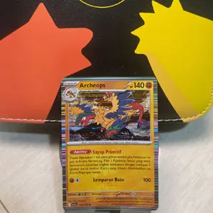 Kartu yang ditampilkan adalah kartu Pokémon Trading Card Game (TCG) dari Pokémon bernama Archeops.