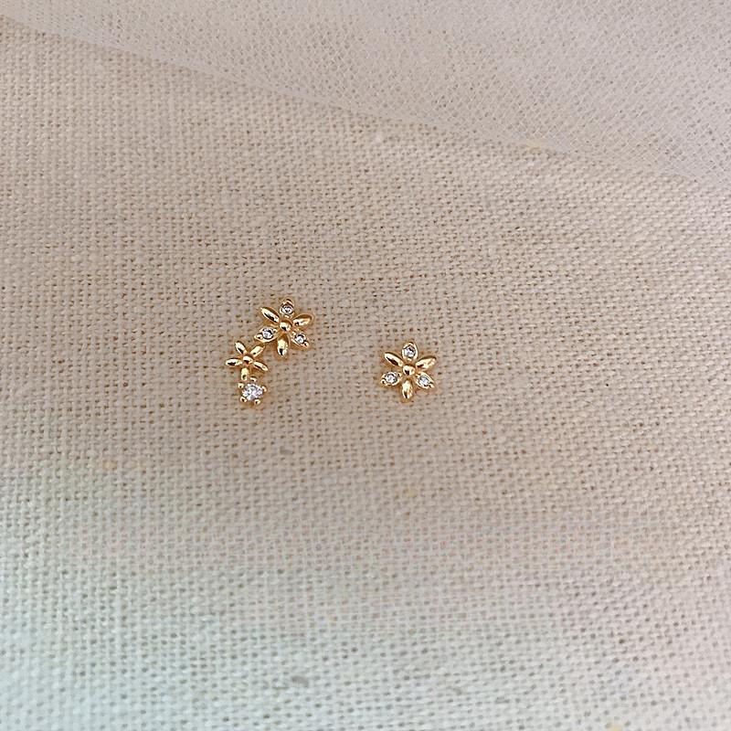 Product Introduction of Simple S925 Silver Flower Earrings Female Small Zircon Fashion Earrings 17