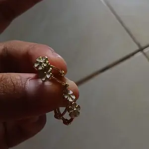 Anting Titanium Bunga Daisy Vintage Korea - Pin Perak S925, Aman dan Tanpa Bekas Telinga - Desain Sederhana, Cocok untuk Wanita