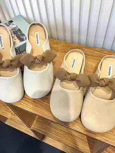 Sandal Wanita Berongsong Model Kekinian 2025 Musim Semi dan Panas Versatile Retro Lembut Tepi Datar Anti Slip untuk Penggunaan Luar Rumah sandal  ootd sandal  sneakers  wanita sandal  jempol  wanita sandal  dhot  design sandal  bustong  wanita  2025