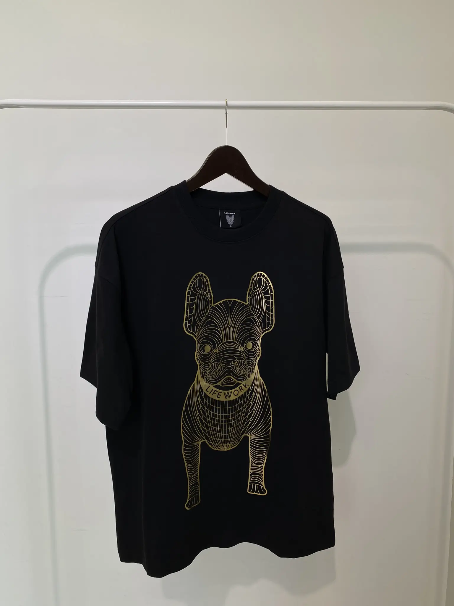 [HAGUSNEAKER] LIFEWORK GOLD SILVER DOG Short-Sleeved T-Shirt PATTERN BLACK