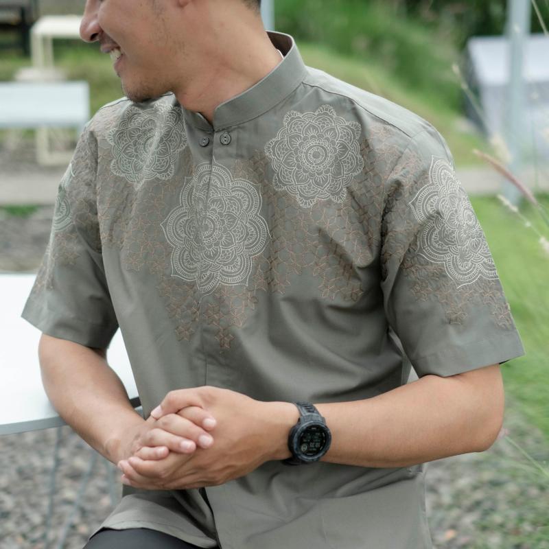 BASTOH Kemeja Koko Pria Bordir Mada Sage Green Lengan Pendek 2