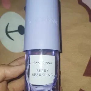 Sandrinna Berry Sparkling Perfume Mist - Parfum Mist dengan Aroma Buah dan Lavender untuk Tampilan Segar