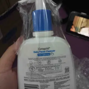 Cetaphil Daily Facial Cleanser 236ml dengan Hydrating Glycerin, Panthenol, Niacinamide untuk meminimalkan tampilan pori-pori pada Kulit Berminyak dan Sensitif