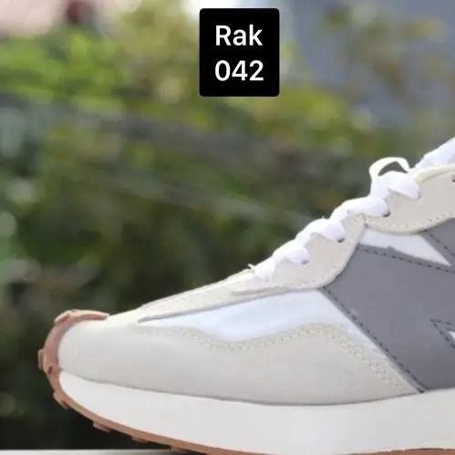 Sepatu sneakers pria dan wanita 327 kode rak.042