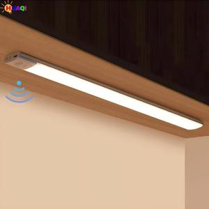 超薄型スマートモーションセンサーLEDストリップライト、充電式自己接着キャビネット・ワードローブナイトライト、ロングスティックオンランプテープ