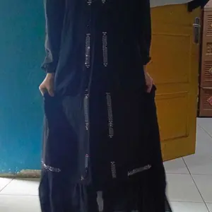 Gamis Abaya Hitam Anak Perempuan 11 12 13 14 15 16 17 Tahun Liyana Syar'i Set Pashmina Bahan Ceruty Babydoll Full Furing Variasi Rempel Abaya Remaja Aesthetic Hitam Turkey Baju Muslim Anak Kekinian Lebaran 2025 Premium Terbaru Cantik Panjang