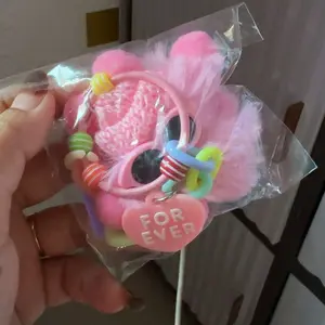 Gantungan Tas Viral Pompom Fluffy Lucu - Aesthetic Import, Aksesoris Tas & Kunci Kekinian untuk Perempuan